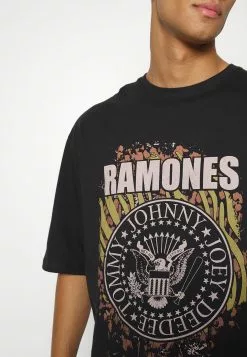 YOURTURN RAMONES TEE UNISEX - T-shirt imprimé Soldes t shirt Col rond all 13 YOURTURN RAMONES TEE UNISEX - T-shirt imprimé Soldes t shirt Col rond all -Tenue Fine 7b71a6a1bc3140bcb1a56a1d562e973b