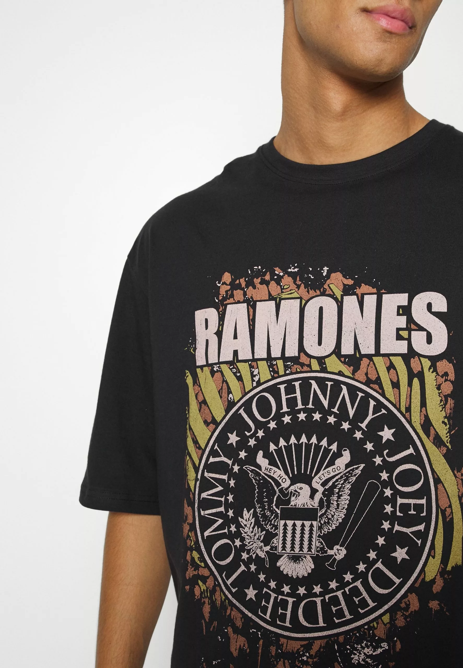 YOURTURN RAMONES TEE UNISEX - T-shirt imprimé Soldes t shirt Col rond all 8 YOURTURN RAMONES TEE UNISEX - T-shirt imprimé Soldes t shirt Col rond all – Image 6