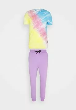 YOURTURN Prix Distinctifs UNISEX SET - T-shirt imprimé combination clothing Normale all -Tenue Fine 85b8f699b28d4454a834bb5de97913d2