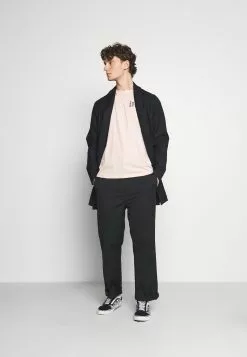 Tenue Fine -Tenue Fine d6dcbc3ad1a94db6835ed642f09292d2